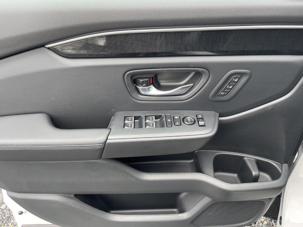 new 2025 Honda Pilot car, priced at $54,985