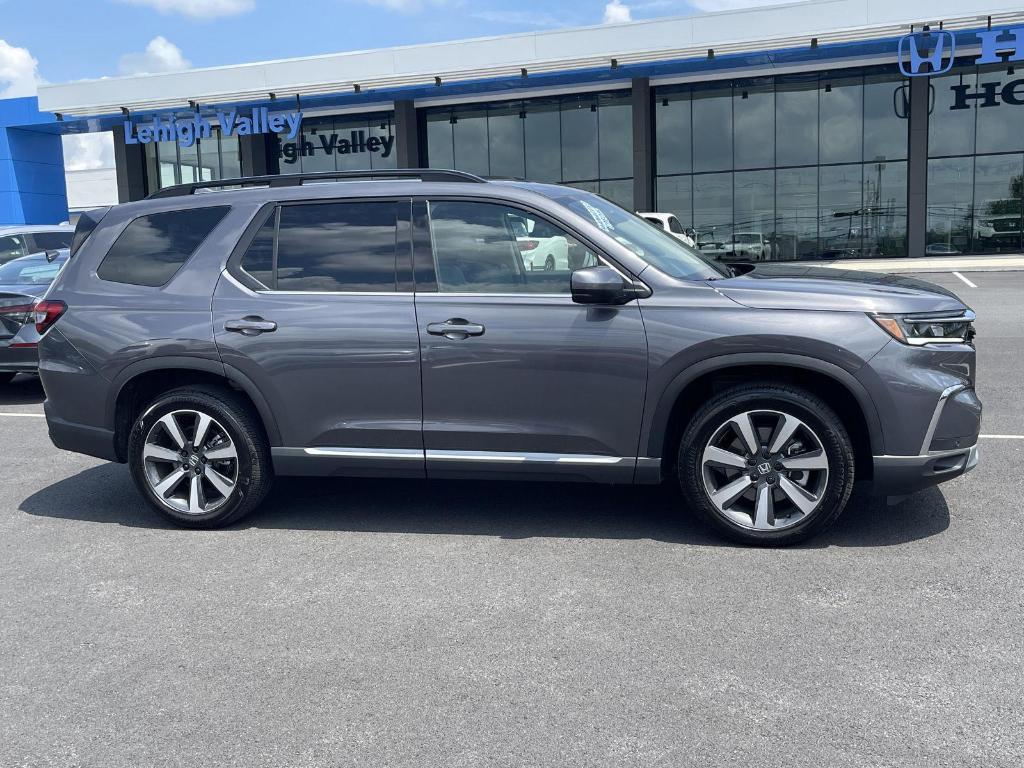 new 2025 Honda Pilot car, priced at $51,050