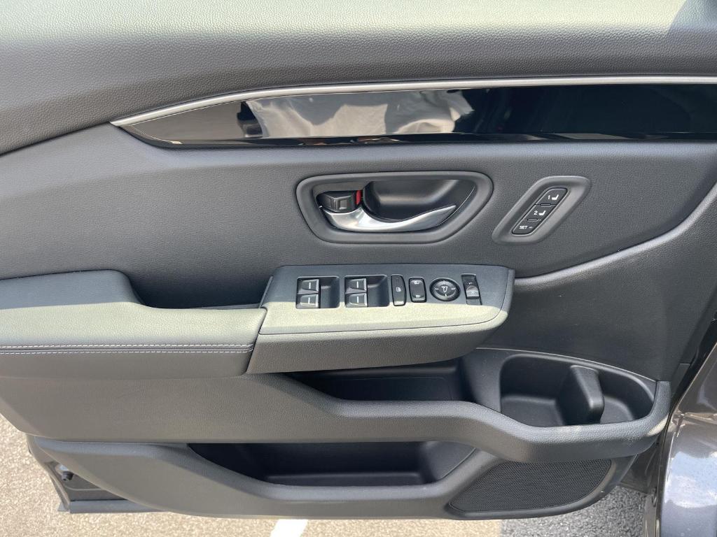 new 2025 Honda Pilot car, priced at $51,050