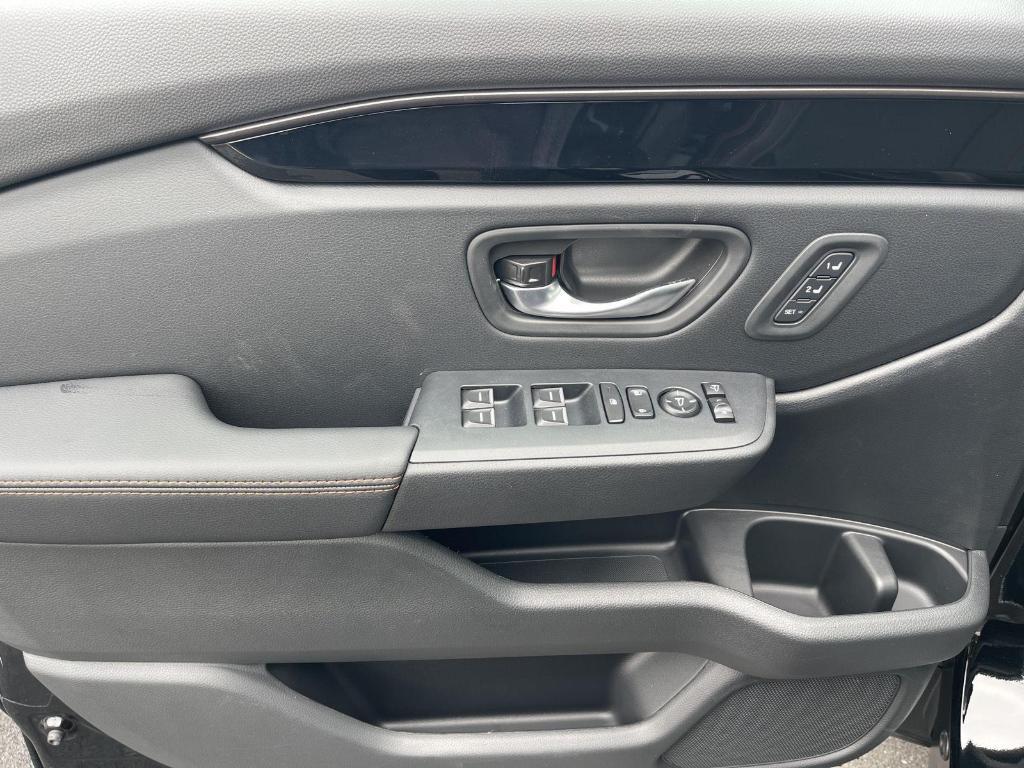 new 2025 Honda Pilot car, priced at $50,850