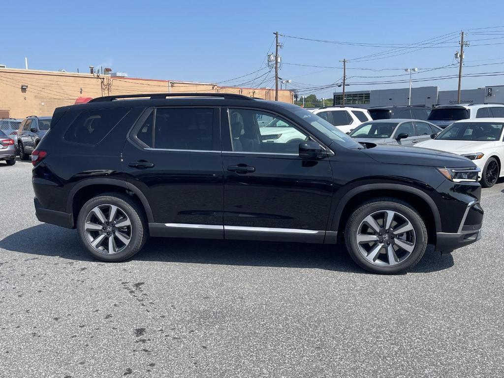 new 2025 Honda Pilot car, priced at $51,050