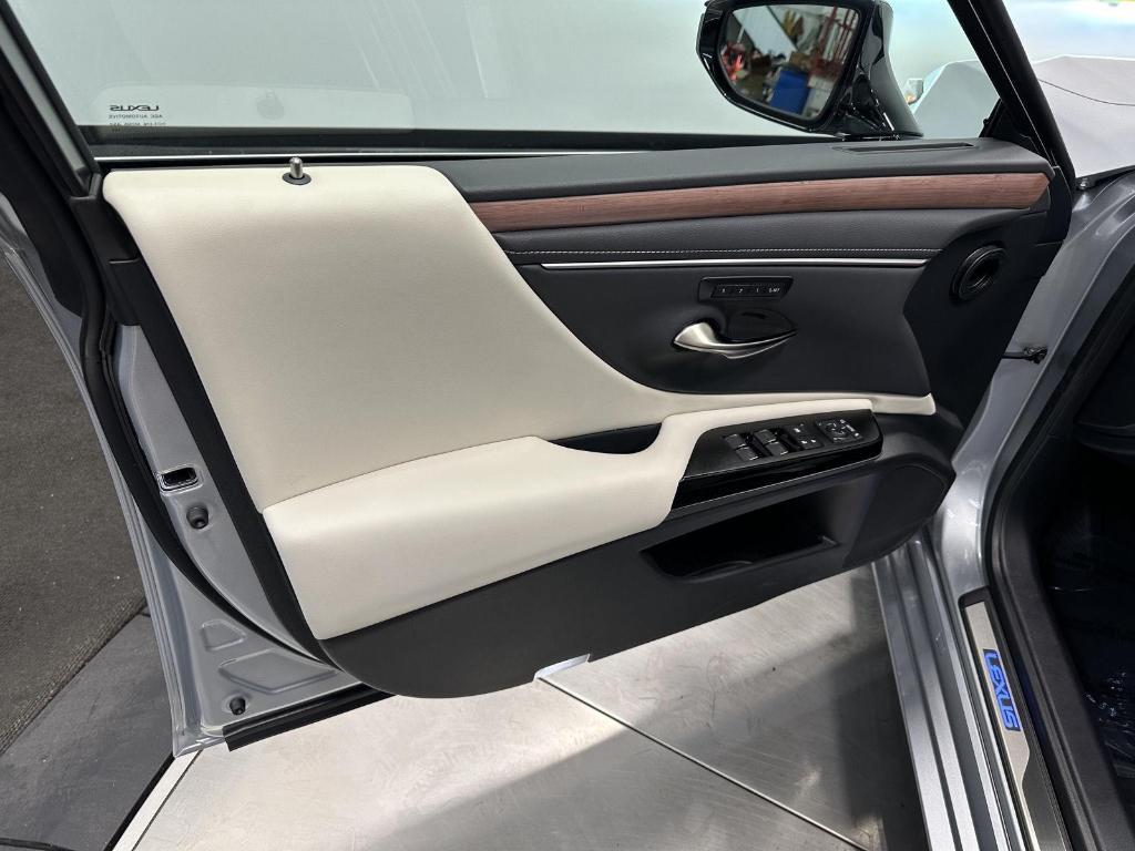 used 2025 Lexus ES 300h car, priced at $45,995