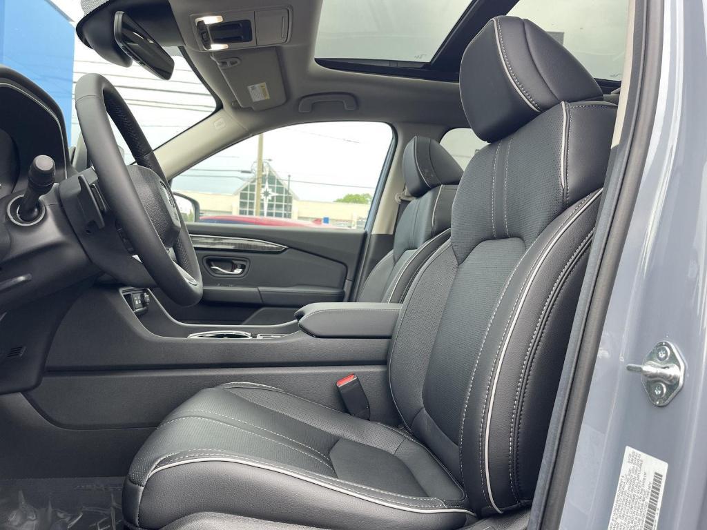 new 2025 Honda Pilot car, priced at $54,985