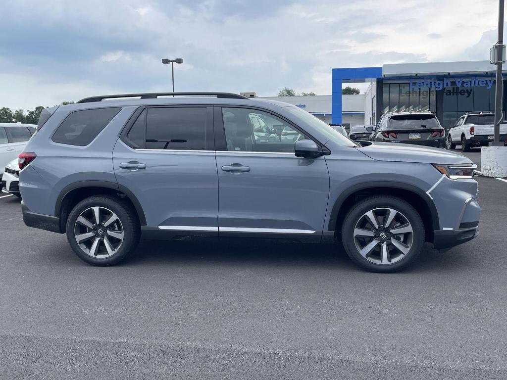 new 2025 Honda Pilot car, priced at $54,985