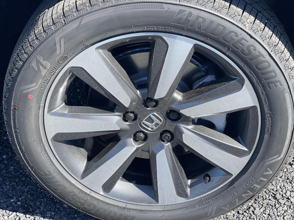 new 2025 Honda Pilot car, priced at $51,050