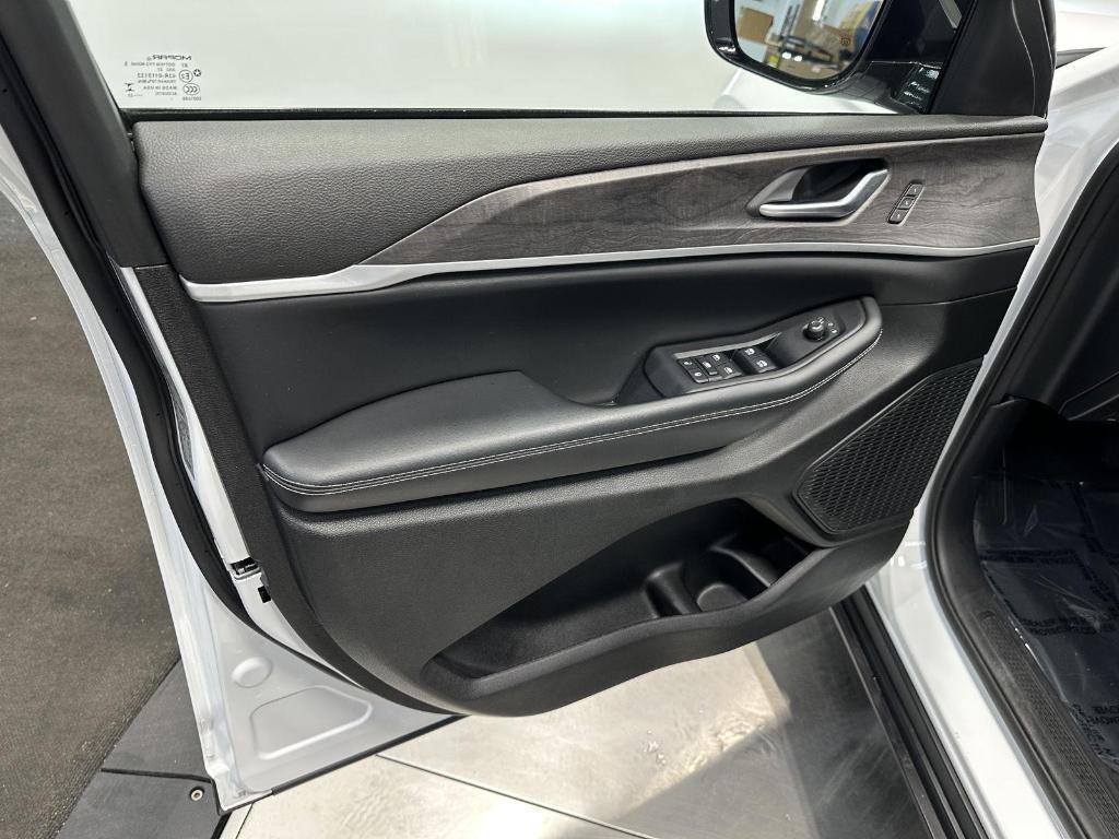 used 2023 Jeep Grand Cherokee car, priced at $37,495