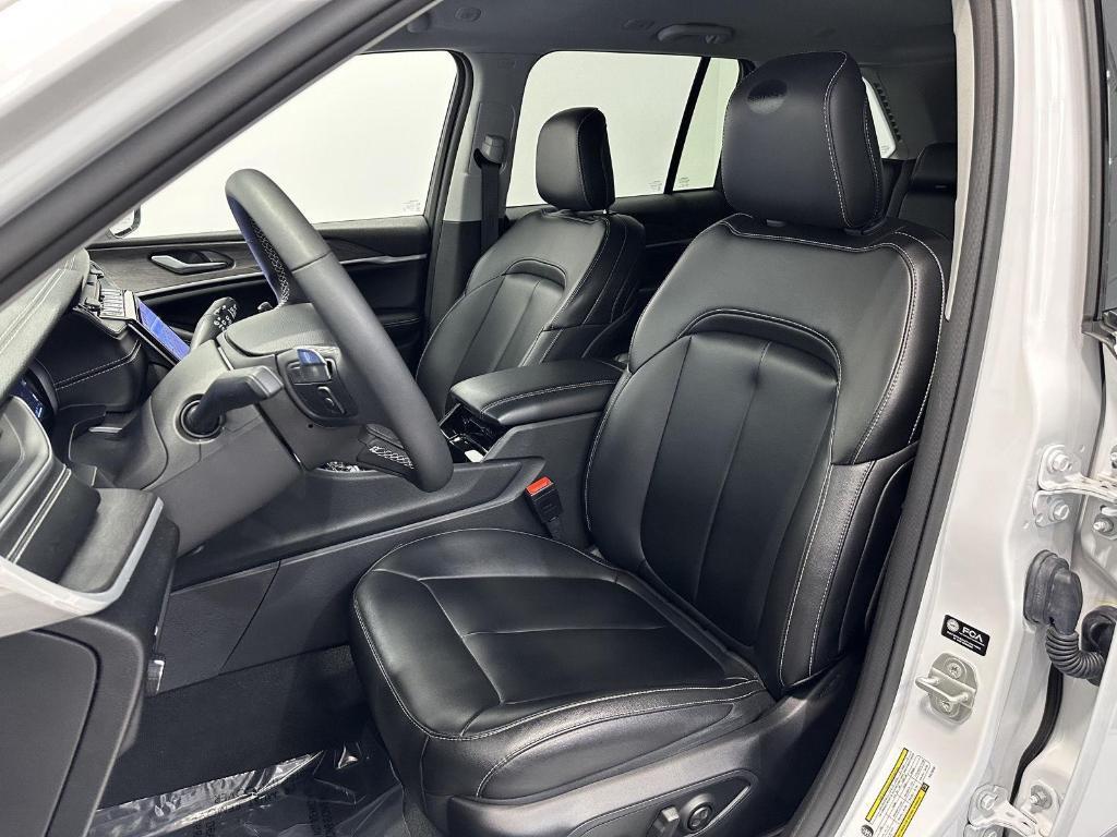 used 2023 Jeep Grand Cherokee car, priced at $37,495