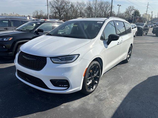 new 2024 Chrysler Pacifica car, priced at $42,668