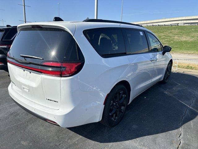 new 2024 Chrysler Pacifica car, priced at $42,668