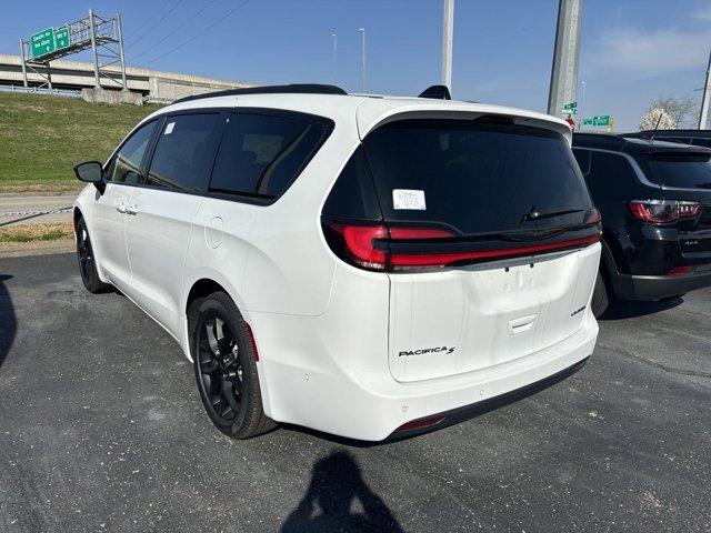 new 2024 Chrysler Pacifica car, priced at $42,668