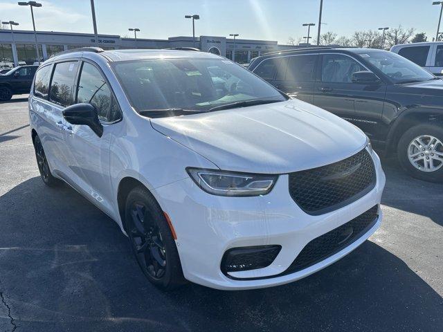 new 2024 Chrysler Pacifica car, priced at $42,668