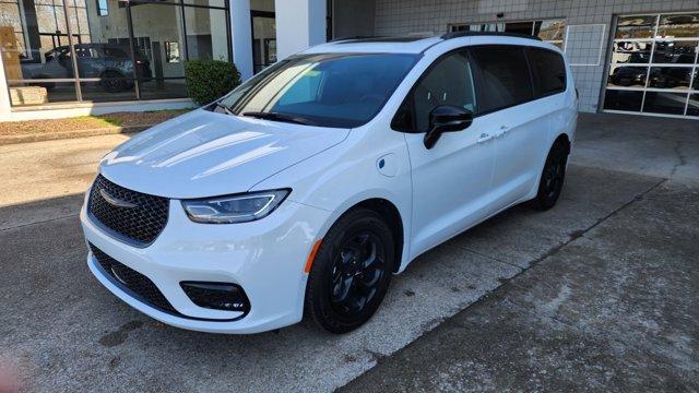 new 2024 Chrysler Pacifica Hybrid car, priced at $41,718