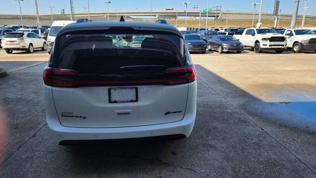 new 2024 Chrysler Pacifica Hybrid car, priced at $41,718