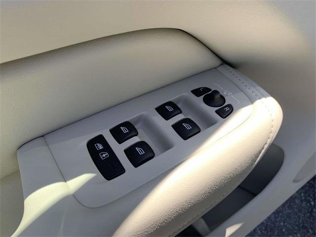 new 2025 Volvo XC60 Plug-In Hybrid car, priced at $66,260