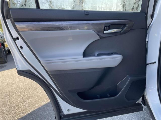 used 2022 Toyota Highlander Hybrid car, priced at $46,987