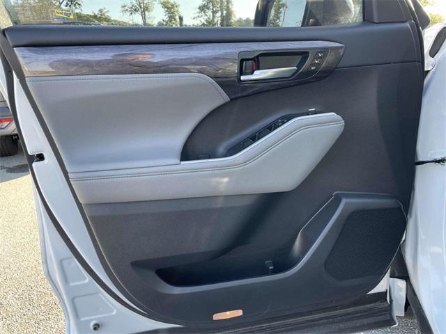 used 2022 Toyota Highlander Hybrid car, priced at $46,987