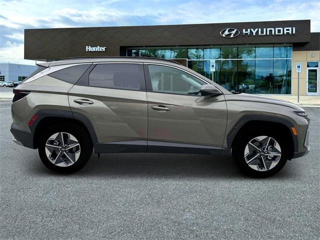 new 2025 Hyundai TUCSON Hybrid car, priced at $37,190
