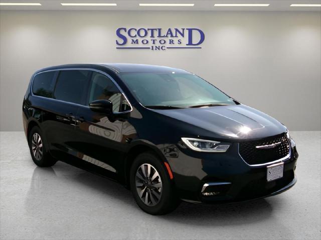 used 2024 Chrysler Pacifica Hybrid car, priced at $31,995