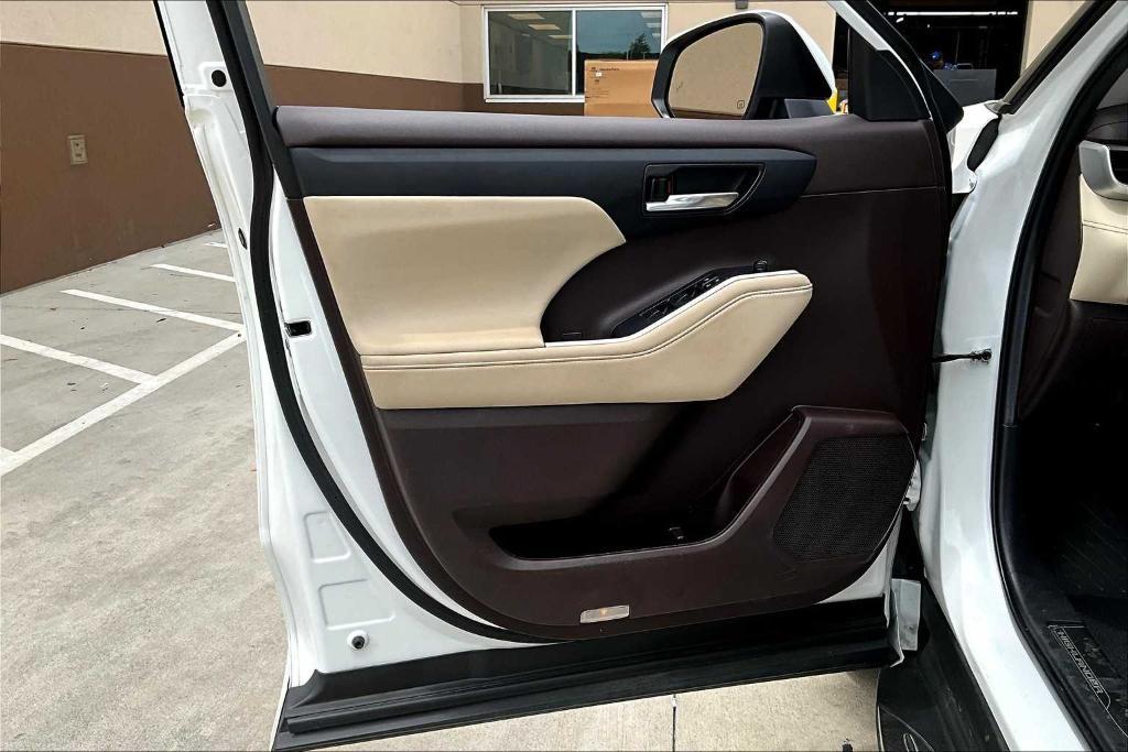 used 2022 Toyota Highlander car, priced at $34,265