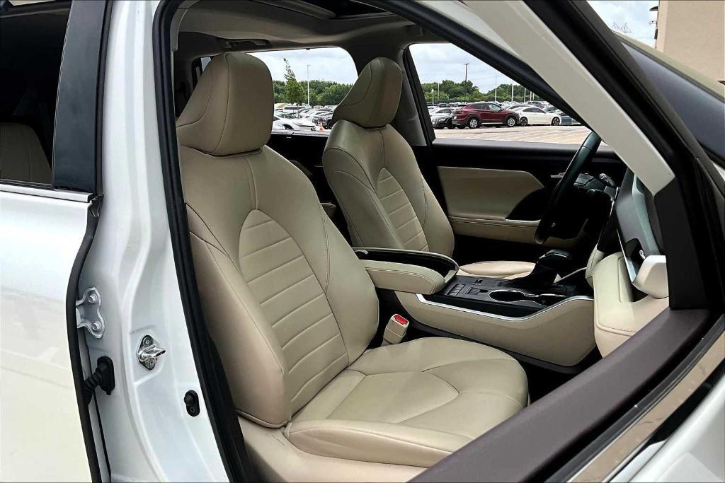 used 2022 Toyota Highlander car, priced at $34,265