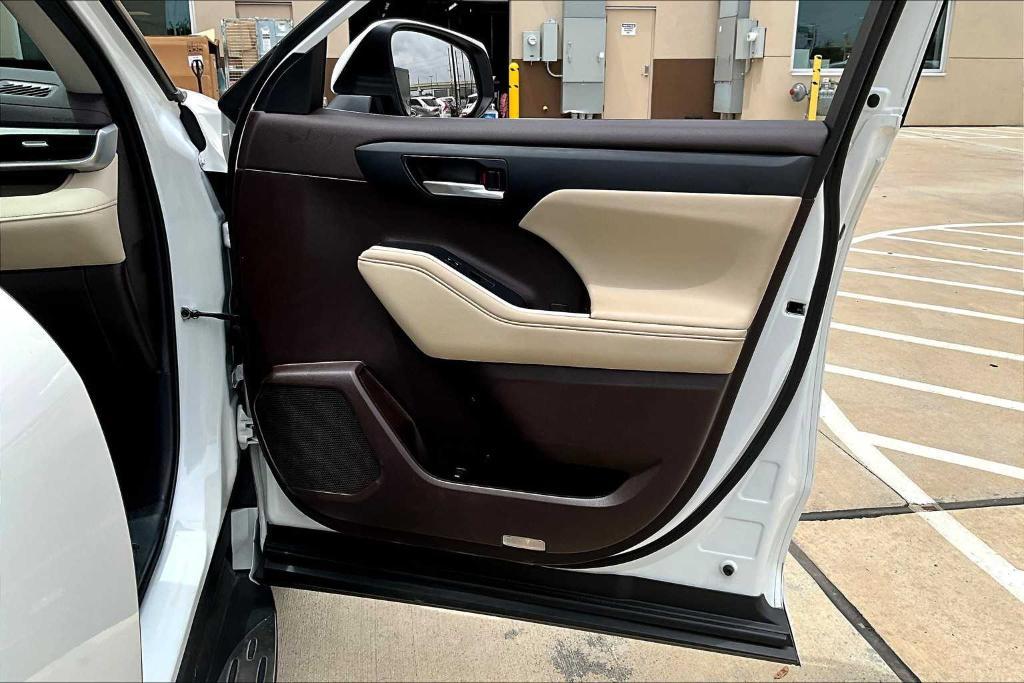 used 2022 Toyota Highlander car, priced at $34,265