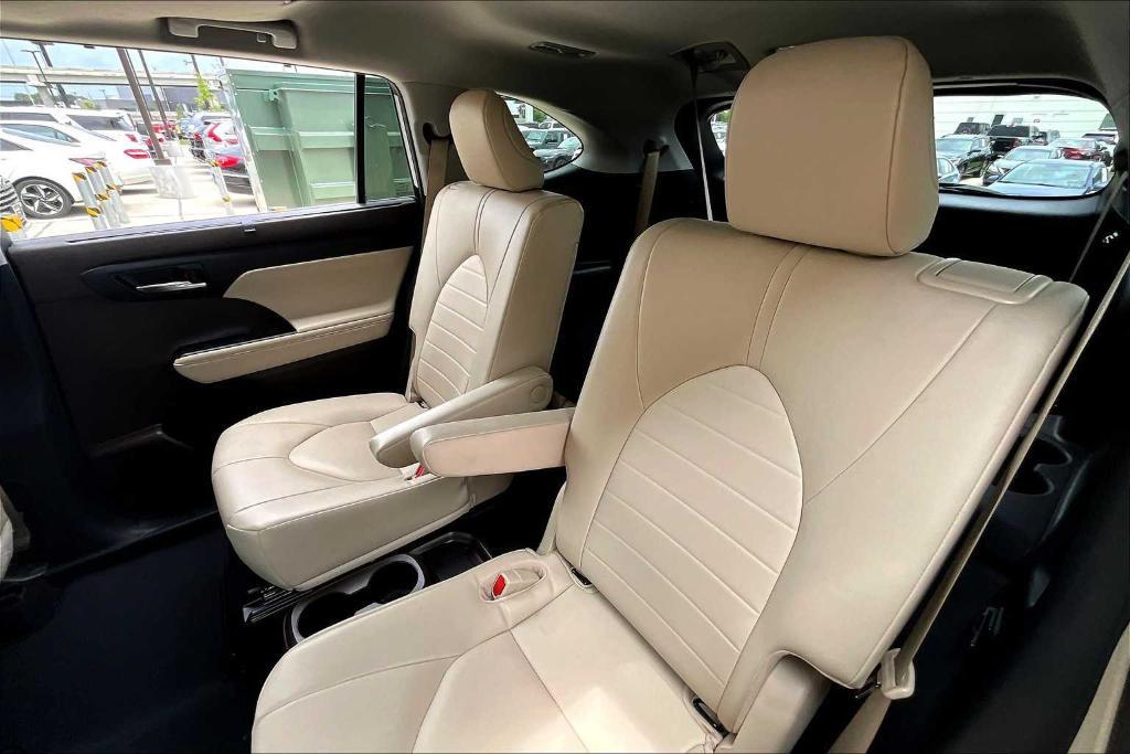 used 2022 Toyota Highlander car, priced at $34,265