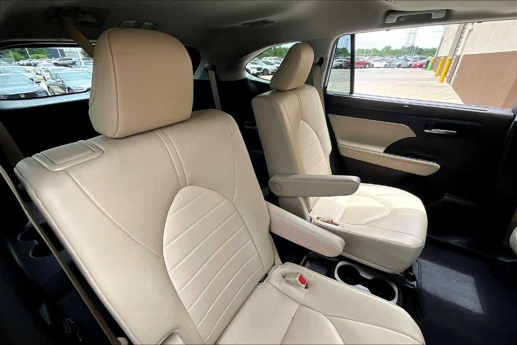used 2022 Toyota Highlander car, priced at $34,265