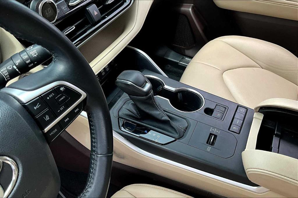 used 2022 Toyota Highlander car, priced at $34,265