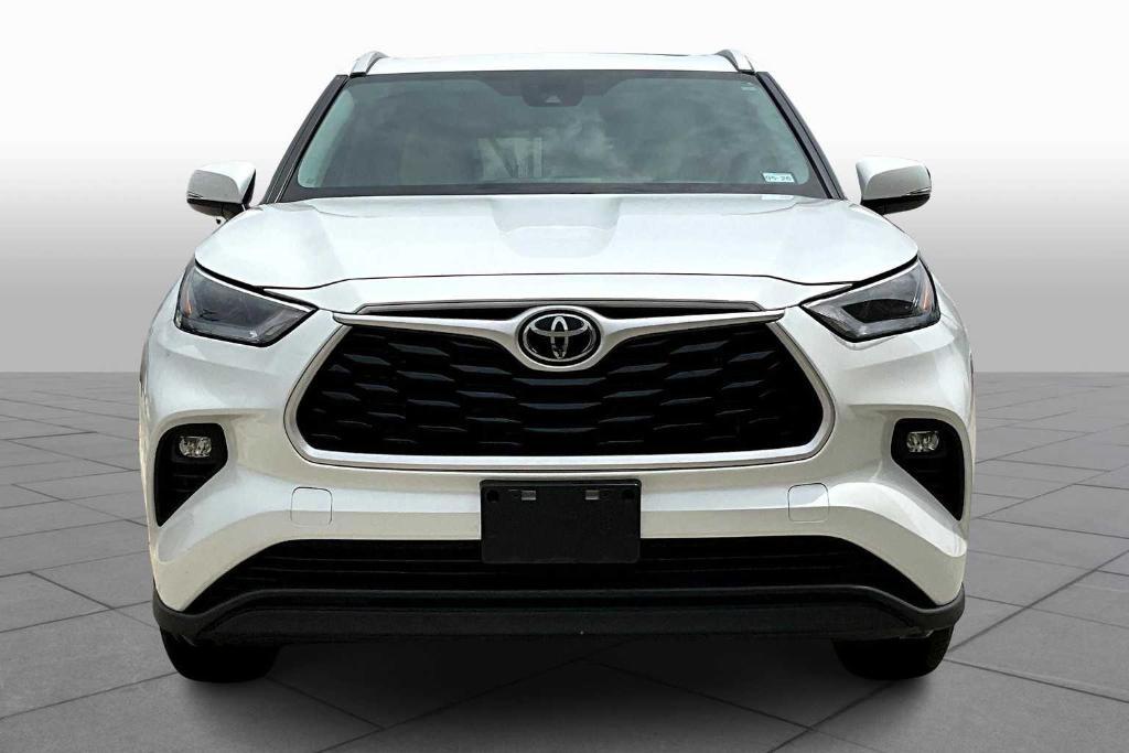 used 2022 Toyota Highlander car, priced at $34,265