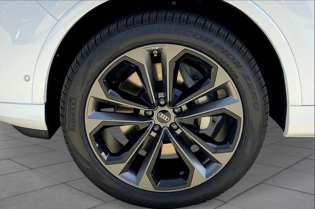 new 2025 Audi Q7 car, priced at $77,450