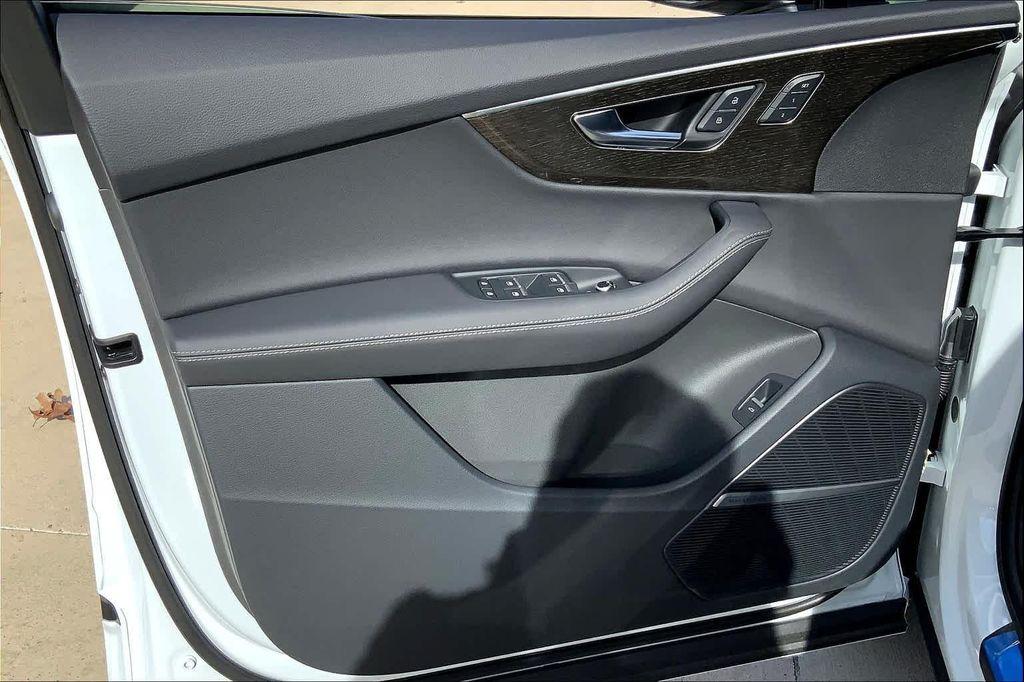 new 2025 Audi Q7 car, priced at $77,450