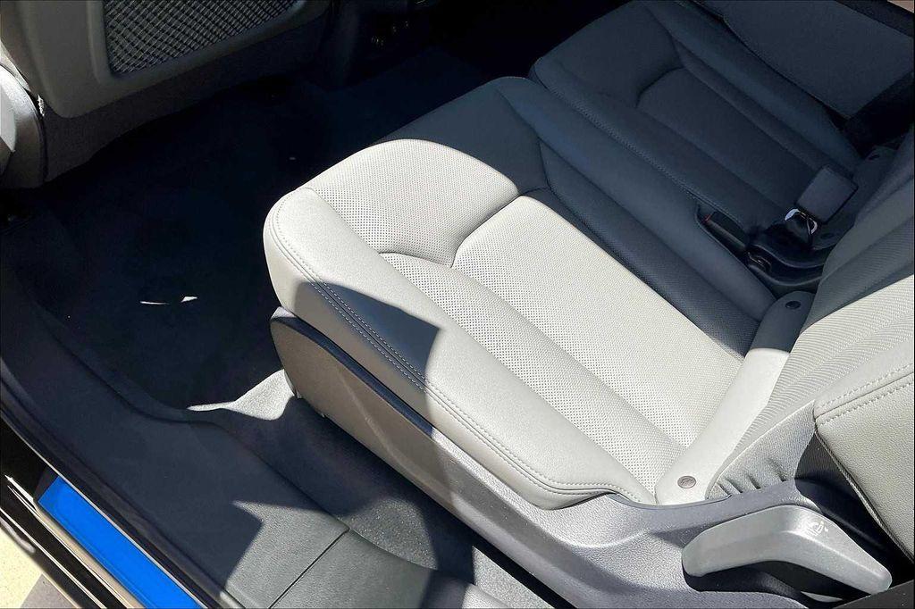 new 2025 Audi Q7 car, priced at $77,080