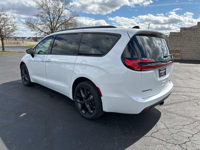 new 2024 Chrysler Pacifica car, priced at $46,619