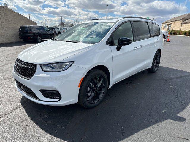 new 2024 Chrysler Pacifica car, priced at $46,619