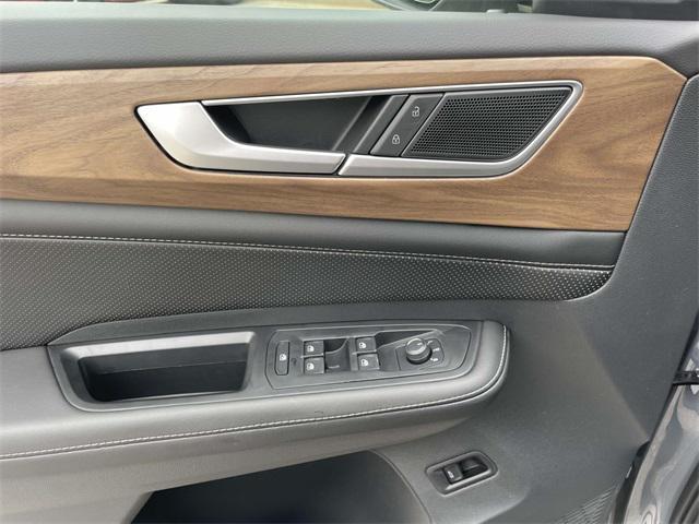 new 2025 Volkswagen Atlas car, priced at $42,096