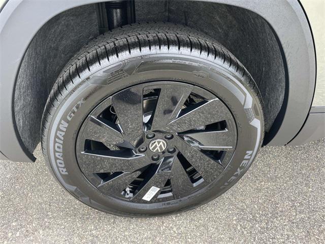 new 2025 Volkswagen Atlas car, priced at $42,096
