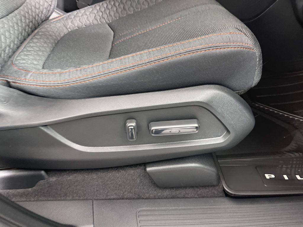 new 2025 Honda Pilot car, priced at $44,250