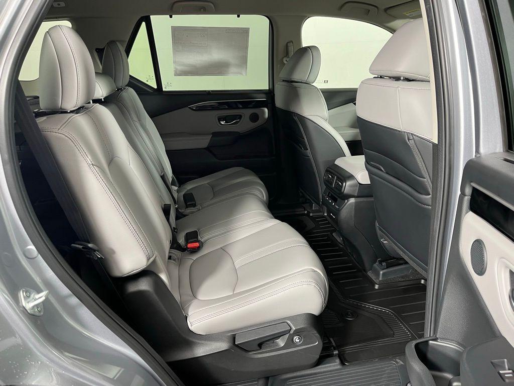 new 2025 Honda Pilot car, priced at $43,988