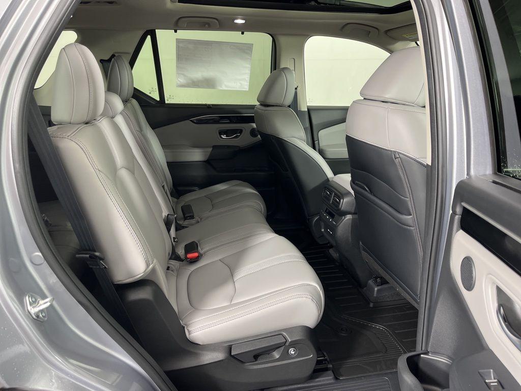 new 2025 Honda Pilot car, priced at $47,392