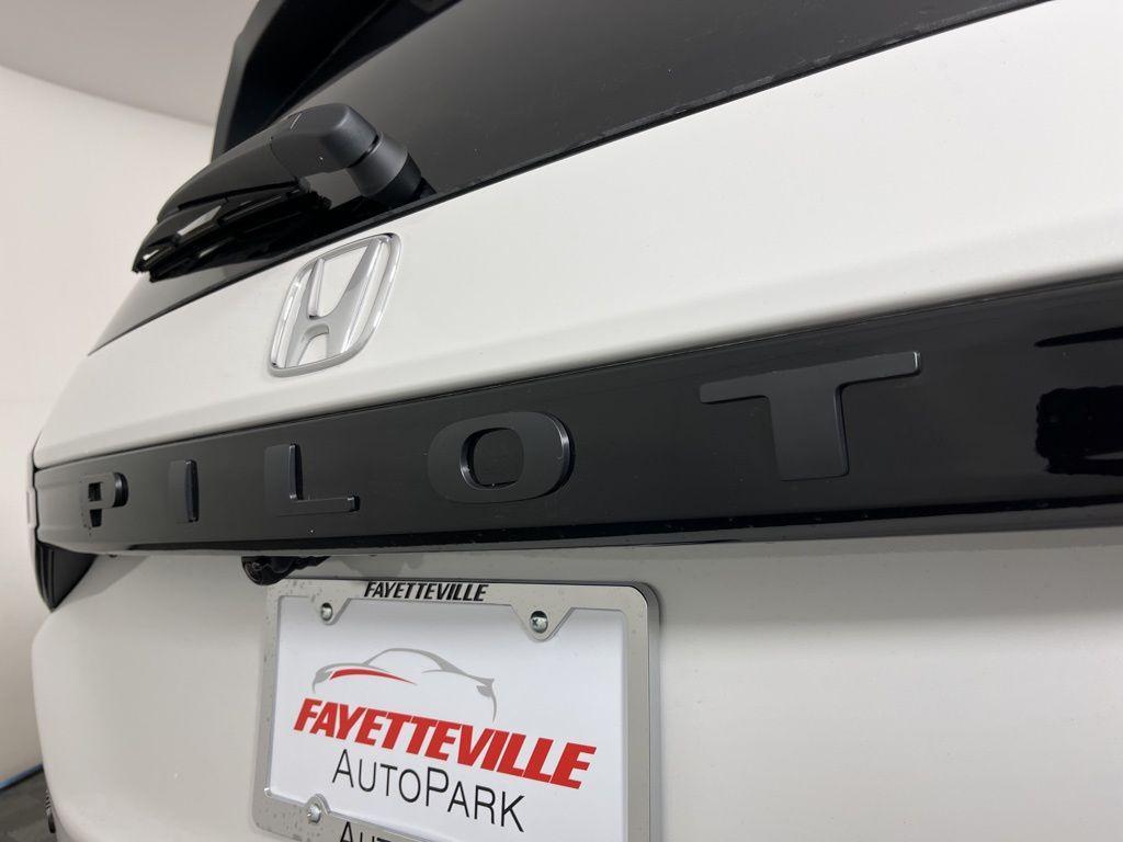 new 2025 Honda Pilot car, priced at $44,250