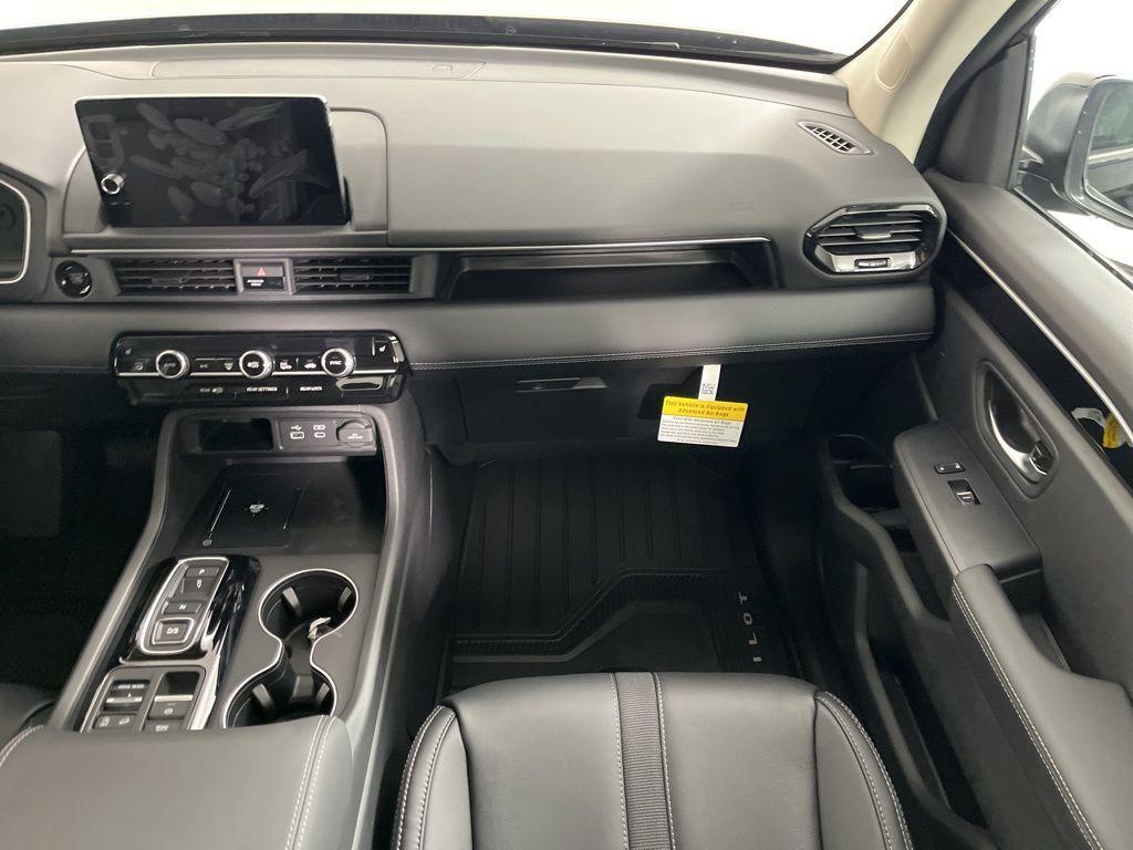 new 2025 Honda Pilot car, priced at $44,995