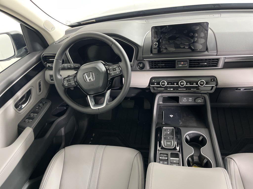 new 2025 Honda Pilot car, priced at $50,670