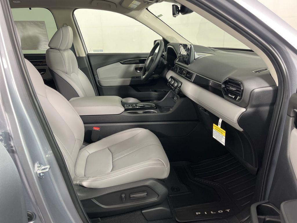 new 2025 Honda Pilot car, priced at $50,670