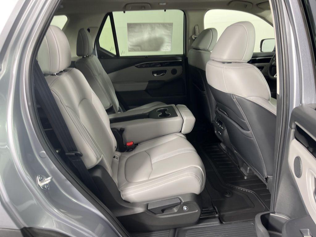 new 2025 Honda Pilot car, priced at $50,670