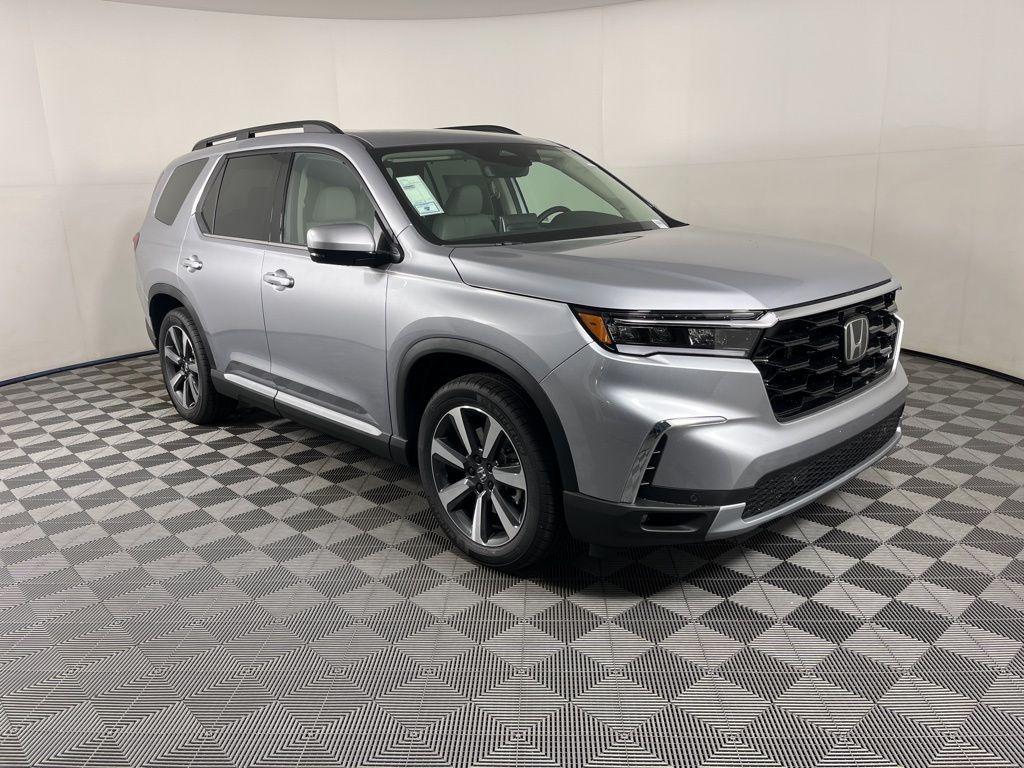new 2025 Honda Pilot car, priced at $50,670
