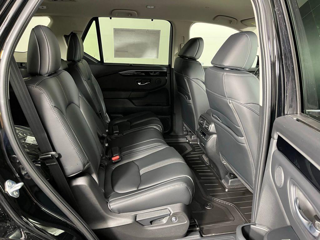 new 2025 Honda Pilot car, priced at $44,995