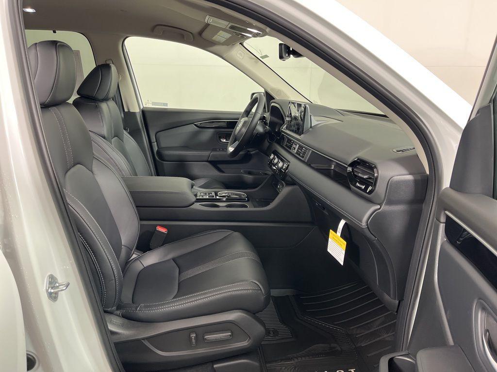 new 2025 Honda Pilot car, priced at $46,180
