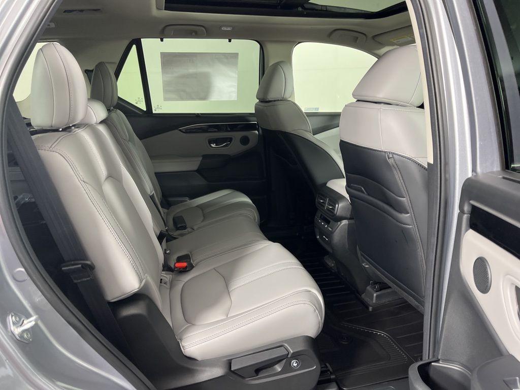 new 2025 Honda Pilot car, priced at $51,825