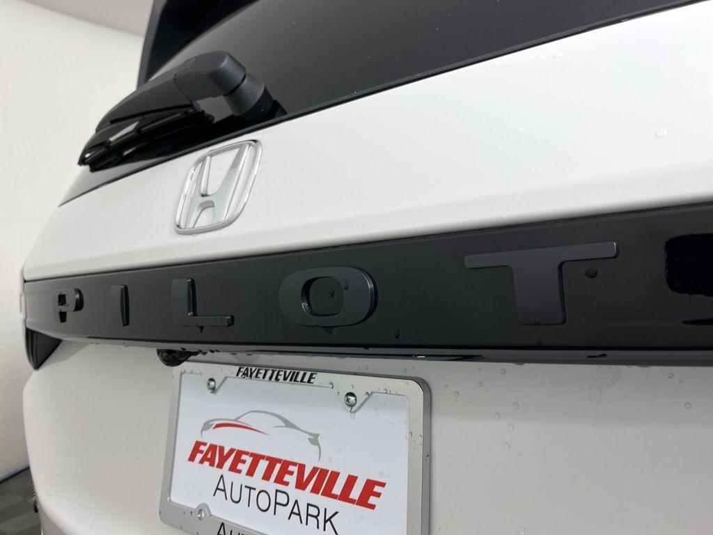 new 2025 Honda Pilot car, priced at $43,289
