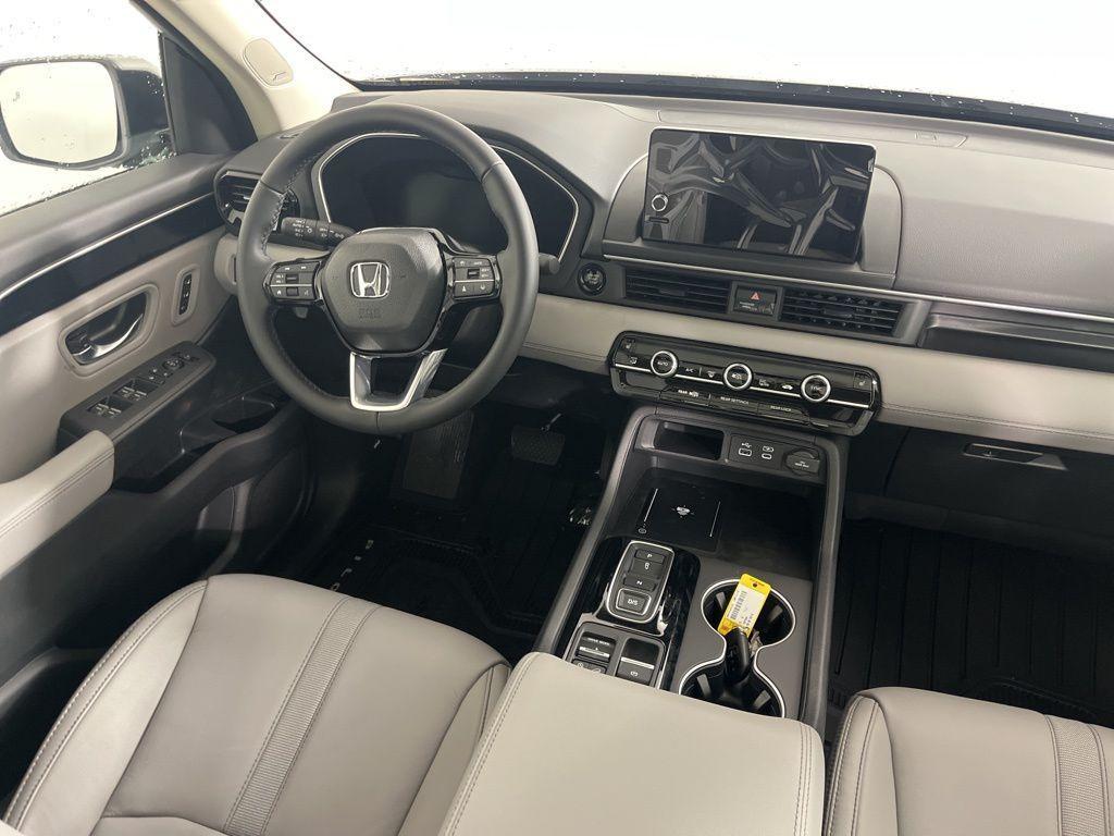 new 2025 Honda Pilot car, priced at $51,195